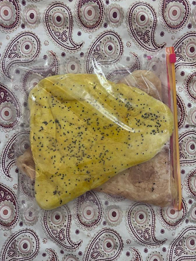 2 Golden Seeded Triangle Flatbread / دو نان مثلثی طلایی